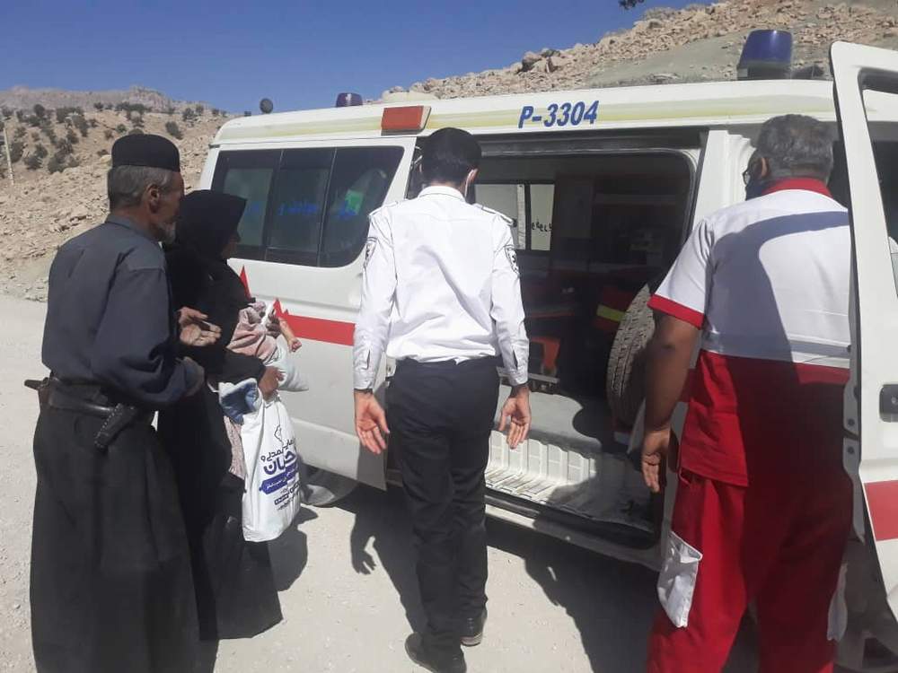 امدادرسانی نجاتگران هلال احمر اندیکا به کودک ۶ماهه دچار سوختگی